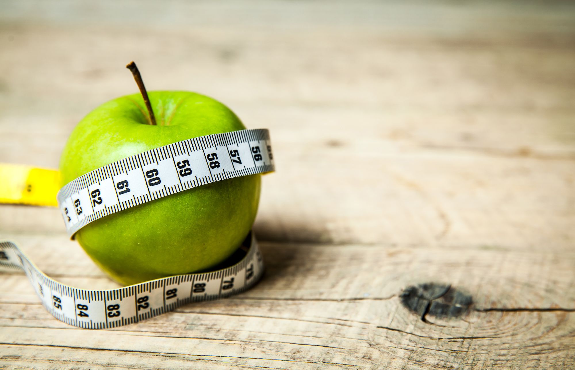 healthy eating during a cutting phase with an apple